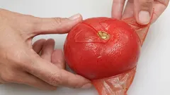 Quickly and easily remove the skin from tomatoes without boiling water: cooking life hacks